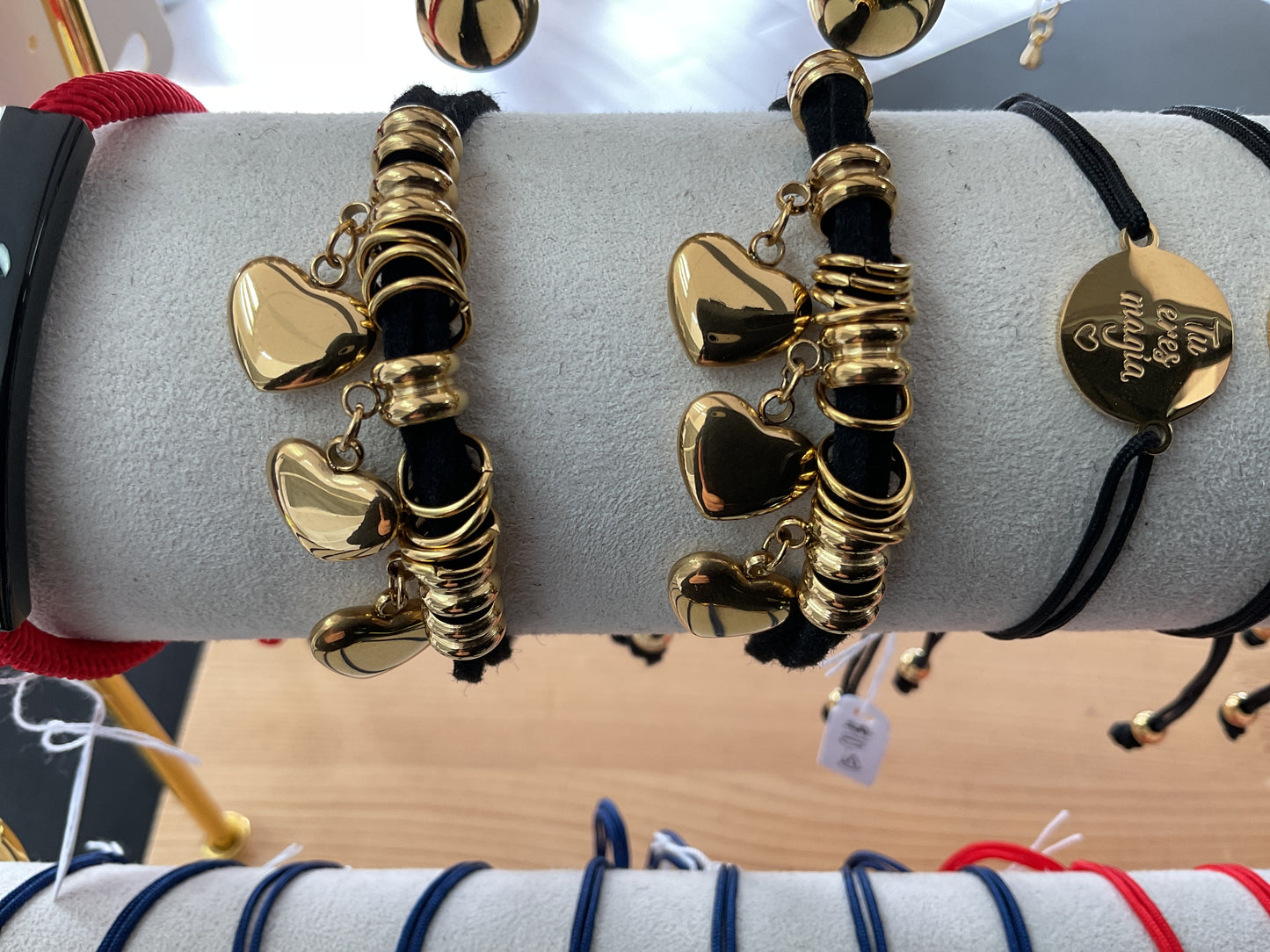 PULSERAS NEGRAS CON CORAZONES ORO